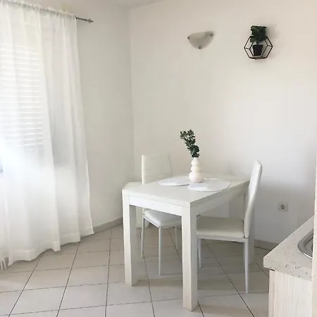 Antonia דירה חוואר